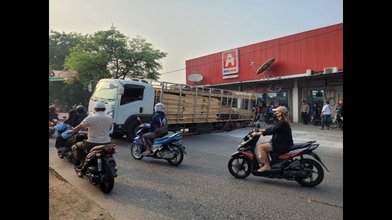 Truk Melintang Tutup Jalan Raya Kutabumi Gegara Terperosok di Saluran Irigasi