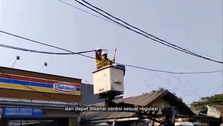 Pemkot Tangsel Kembali Tertibkan Kabel Semrawut Fiber Optik di Ciputat